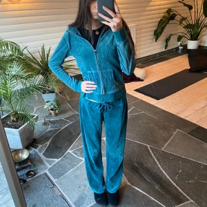 Turkost velour set - Ett turkost velour set från L.O.G.G av HM💋 setet har tecken på användning men inga tydliga defekter🌹 ett perfekt mys set att ha hemma eller ute! Tröjan är i strl M och byxan L, passar dock S (baggy)🌞 Modellen är 183 cm lång