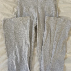Brandy Yoga Pants - SÅLDA!Säljer då de är för långa för mig. Använda fåtal gånger, utan defekter. Super fint skick. Färgen Light Ash.
