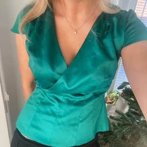 Satintopp - Så fin grön topp i satin!💓