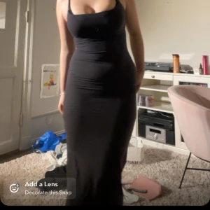 Skims klänning  - Hej! Säljer min skims klänning (köpt på plik)då den var för kort för mig när jag fick den (175k) den är ungefär 10  för kort. 🩷🩷 den e inte helt svart lite mer grå, den e äkta 