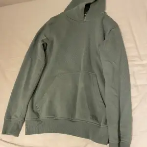 Grön hoodie från Kappahl i storlek 158/164 säljes pga inte används. Skulle passat någon runt 164 eller 160 om man vill ha det oversized. Jättemjuk ock skön och har inga defekter. Kontakta gärna vid frågor osv ❤️