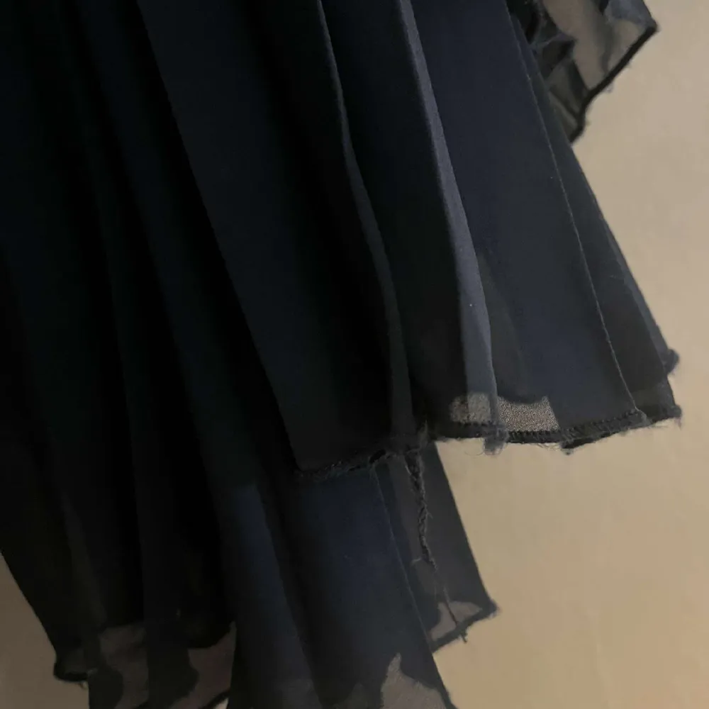 Jättefin plisserad mörblå klänning använd en gång. Den var lite lång därför har den fått lite slitningar som man kan se i andra bilden. Pris kan diskuteras . Klänningar.