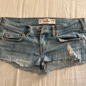 Hollister jeans shorts - Säljer dessa jeans shorts då dom är för stora i midjan för mig, varit jeans men dom är gjorda till shorts💕 köpte på plick för ett halv år sen men jätte bra skick! Skriv för frågor eller mer bilder