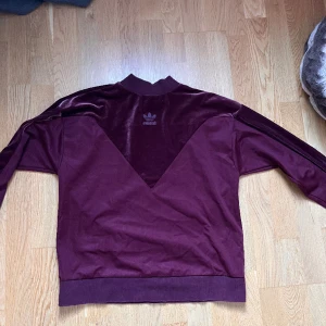 Addidas lila velvet tjocktröja  - Fin addidas tröja med velvet upptill och ut på armarna 