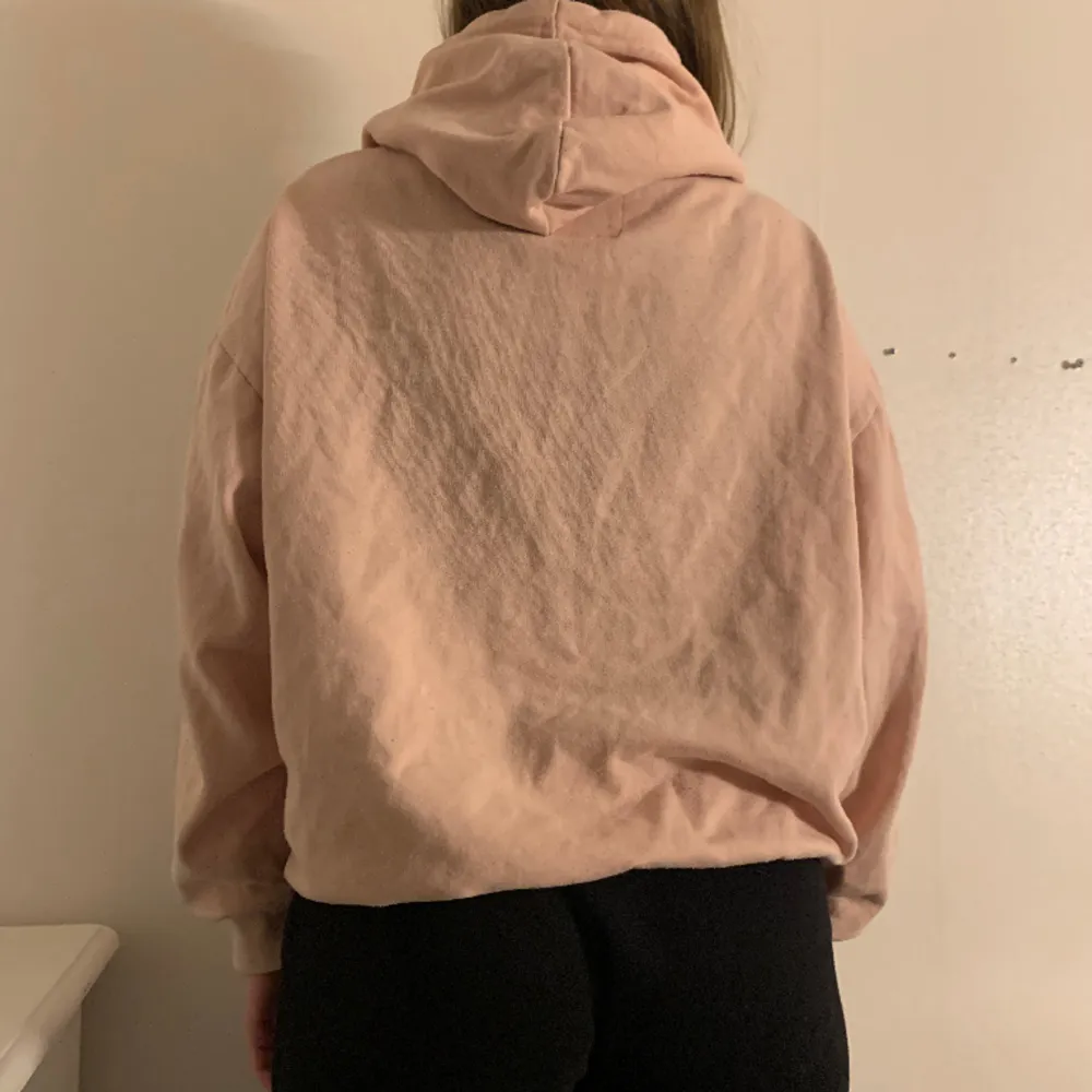Ljusrosa hoodie från Lager 157 i storlek M (passar XS-M). Säljer då den inte används😇🥰. Hoodies.