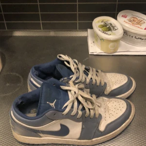 Jordan 1 ashen slate - Jordan 1 i storlek 45 skick 6 av 10 kommer rena dom innan de skickas har hål i bakdelen av insidan men går ändå att använda