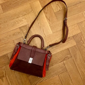 Carven bag - Burgundy color with red, unfoldable shoulder strap, great condition. Original item with the tag. Suede.