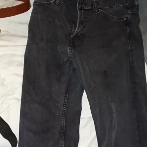 Svarta slimfit jeans - Svarta smilfit jeans som ja köpte när jag va typ 13 så har växt ur