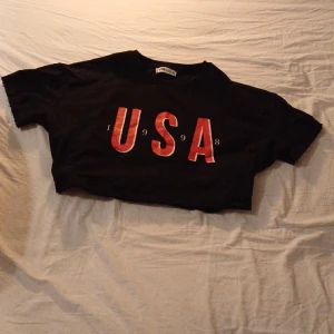 Svart magtröja  - Svart magtröja med mönster på. Bra kvalitet och den är vintage. Inga hål eller slitningar i tröjan. Den är storlek S men skulle definitivt kunnat användas av någon med storlek M. Köptes för 150kr men säljs för 60kr.