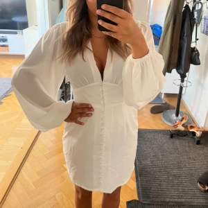 Studentklänning  - Säljer denna superfina klänning som passar perfekt till studenten eller somnaren. Endast använd en gång under utspringet och är i super bra skick! Köpt för 699