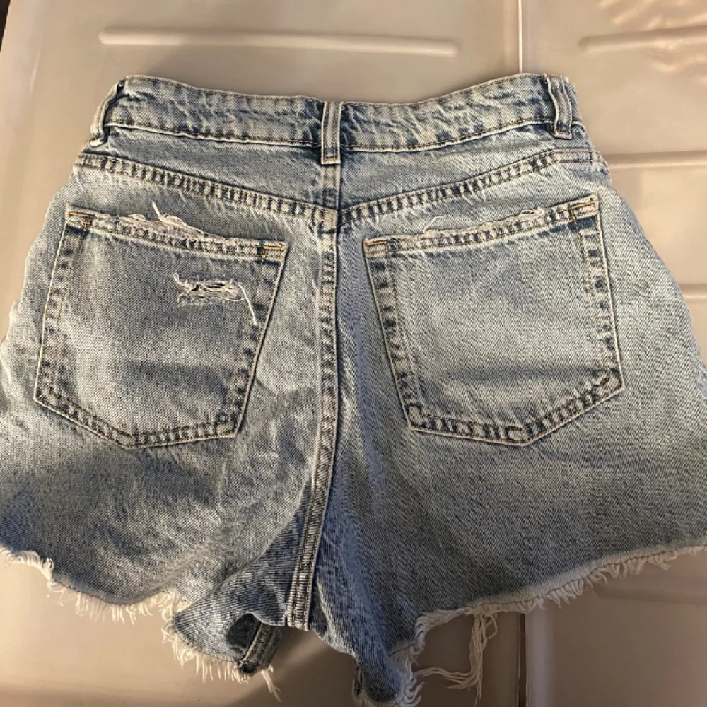 Ljusblå jeansshorts från hm i strl 36 med lite slitningar. Knappt använda så de är i jättebra skick💓🩷. Shorts.