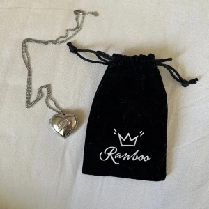 ranboo merch - Ranboo merch halsband. Man får med en fin smyckespåse. Köpt när den släpptes på den officiella merchsidan. Skriv vid frågor och om du vill ha fler bilder! 