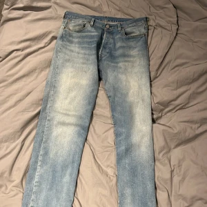 Levis jeans 501 - Storlek 33/32 bra skick med liten fläck. Ljusblåa
