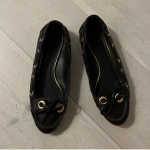 Loafers  - Säljer dessa skitcoola vintage slip-ons/slip ins 🩷 köpta här men lite för stora tyvärr (storlek 38 men uppskattar att de är 39)