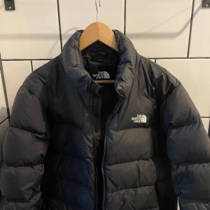The North Face jacka i nyskick  - Jäkligt snygg svart dunjacka från The North Face som är använd 1 gång. Säljer den eftersom att den var för stor för mig, så har bara testat jackan.  Köpt på Zalando för 3000 kr i December.  Storlek large  Hör av er vid frågor!