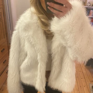 Pälsjacka - Ny köpt jacka från Ginatricot, kommer inte till användning tyvärr, storleken är L men känns som en M💕