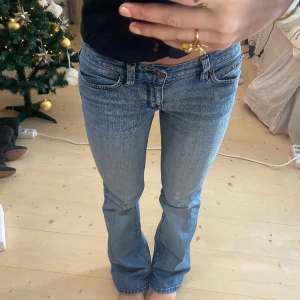 Jeans - SUPER SNYGGA!! Midjemåttet om dem ligger ner: 39, Innerbens längd: 82❣️❣️❣️