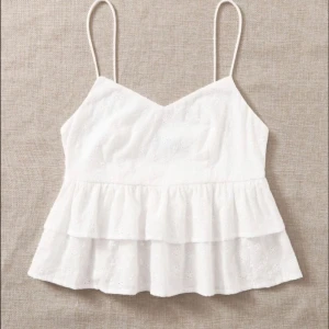 Vit söt topp  - Vit söt topp från shein använd några gånger, kommer ej till användning längre, vid intresse kontakta mig💌