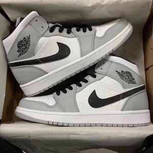 20 - Jordan1 in colour gris