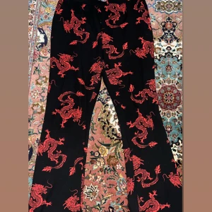 Utsvängda mjukis  - Säljer ett par mjukis byxor med röda drakar på. Finns i 3XL också 