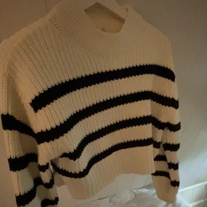 Stickad tröja🤍 - Randig stickad tröja från Gina Trickot! (Young) Är 1,62 och den sitter precis över naveln på mig. Jättebra skick💞