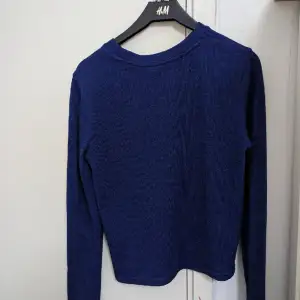 En blå glittrig tröja från H&M i storlek Xs perfekt för party 🎊  Pris 99kr