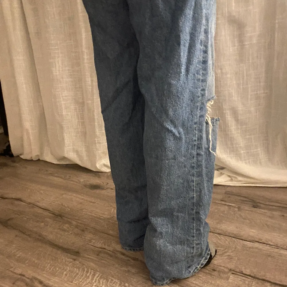 Rätt balla jeans med hål. Säljer då dem är för små. Skulle säga att dem är midwaist då dem sitter precis under naveln, dock beror det också på kroppstyp mm. Jeansen är i storlek xs och väldigt fräscha. Skriv för fler bilder eller frågor🌟. Jeans & Byxor.