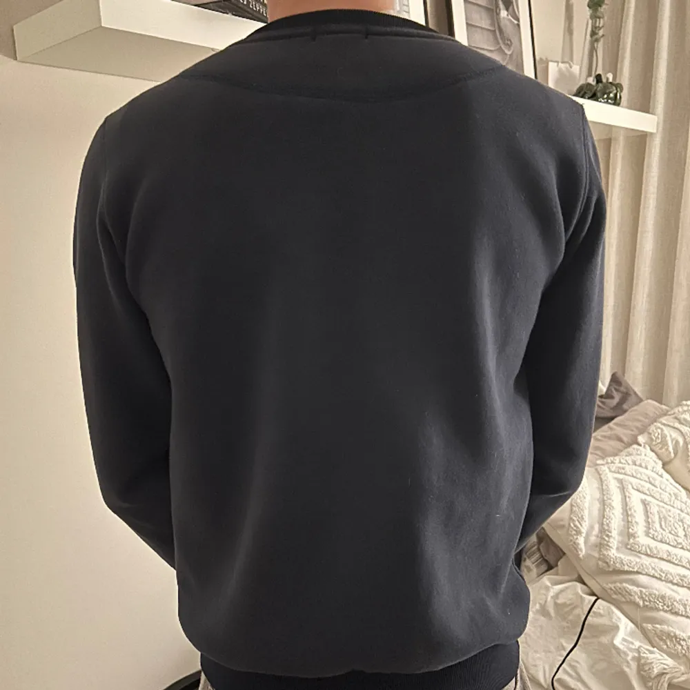 Denna snygga tröja är ifrån Kenzo Paris barnkollektion men i storlek XL men passar personer som bär M. Säljer plagget då det inte längre kommer till användning.. Tröjor & Koftor.