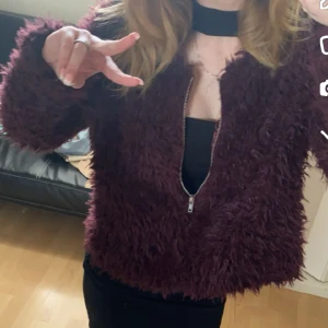 Fluff jacka  - Jättefin vinröd jacka säljer för den ej passar mig längre den är från Gina 