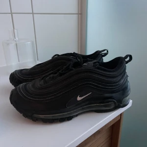 nike skor - säljer nu mina nike air max 97or då dem inte används längre. nypris 1.600 säljer för 500 + frakt.💓