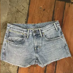 Lågmidjade Levis shorts. Passar en 32-36