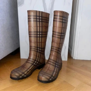Burberry stövlar  - Så snygga burberry stövlar som jag säljer åt min mamma då hon inte använder längre. Använda men väldigt fint skick utan synliga defekter!😍😍😍 strl 41 men passar även mig som brukar ha 39/40 i vanliga fall.🙌🏽 Köpta för ca 3500kr