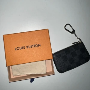 LV Key Pouch - Säljer eftersom jag aldrig använder den och den har legat på hyllan väldigt länge. Ny pris 2500 köpt på Lv i Sthlm, kvitto och box finns. 