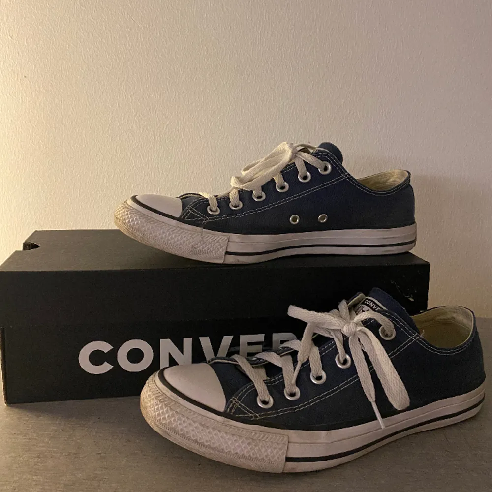 Säljer mina blå låga Converse som jag inte längre använder (Du kan förslå ett annat pris) . Skor.