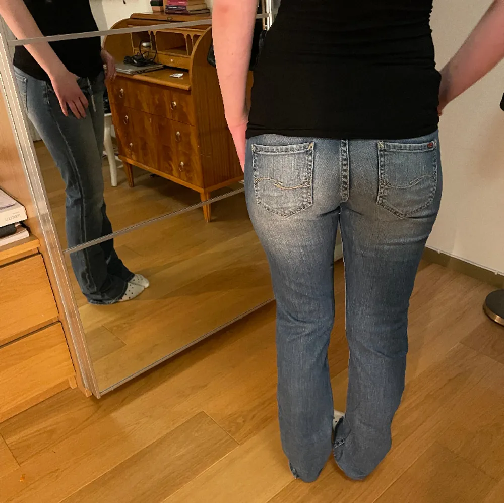 Superfina lågmidjade jeans från s.Oliver💓för små för mig. Hon på bilden när storlek s/36 i jenas och är 168cm☺️stretchiga och står storlek 38 men skulle själv säga 36. Kontakta gärna ang midjemått osv☺️. Jeans & Byxor.