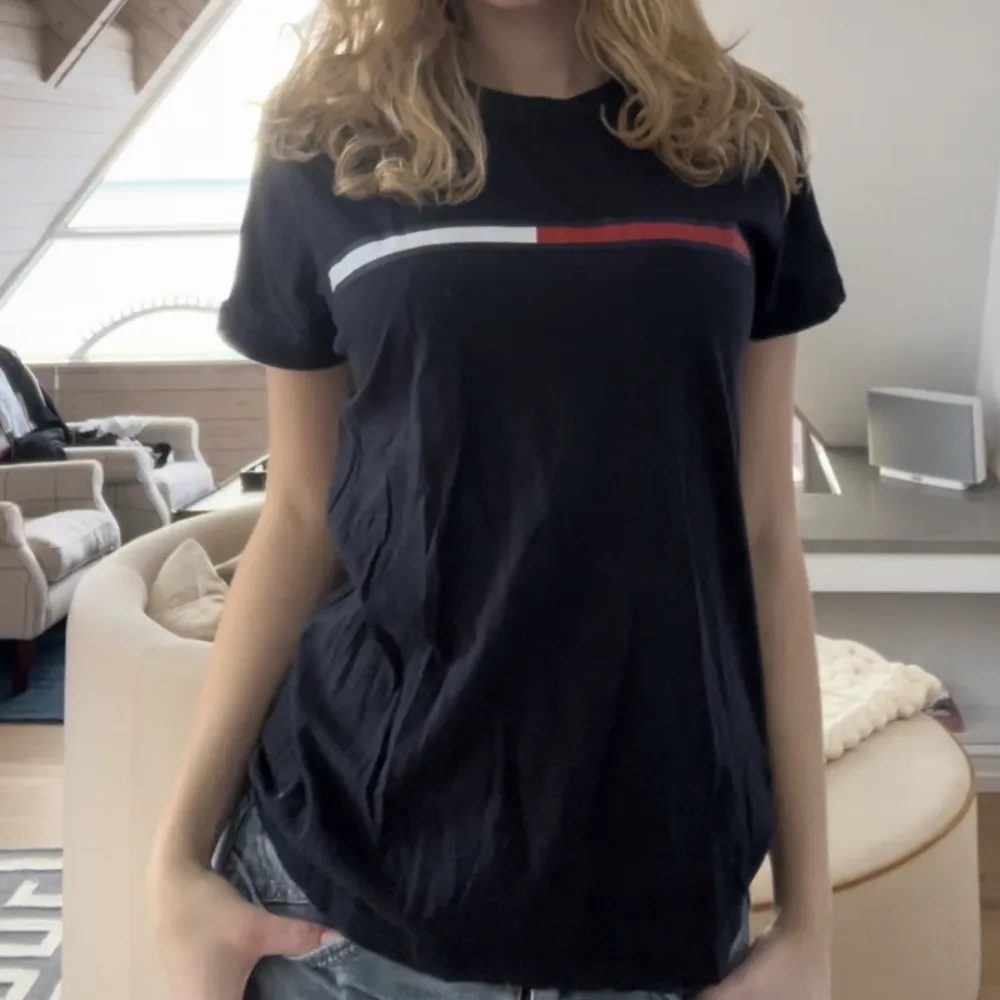 Säljer jättesnygg t-shirt från Tommy Hilfiger. Jag är S och den passar lite oversize på mig. Funkar för tjejer samt killar. Hör gärna av er vid frågor.💗. T-shirts.