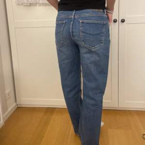 Snygga raka jeans från crocker. Storlek 28 waist och 28 längd. Bra skick ❤️