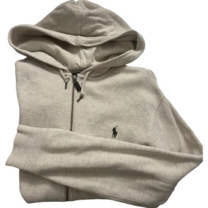 Ralph Lauren Zip-Up Hoodie - Beige zipup huvtröja från Ralph Lauren i bra skick! Storlek M, ställ gärna frågor!😊