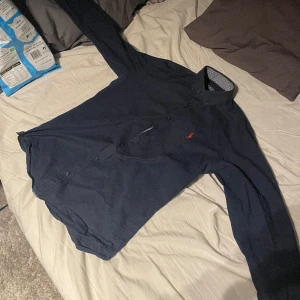 Polo Ralph lauren skjorta  - En fin mörkblå Ralph. lauren skjorta i storlek xs. Säljer för den är för liten ( pris går att diskutera )