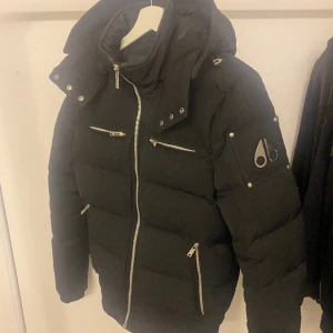 Moose knuckles jacka - Bra kvalitet och väldigt snygg jacka. Håller värme extremt bra. Skick 9/10 inga skador men den har använts 1 vinter.