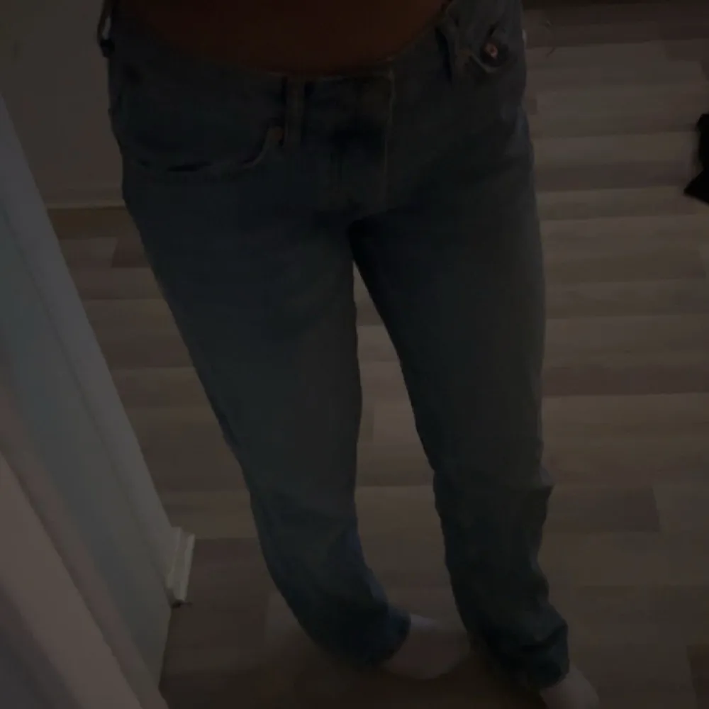 Ljus blå jeans från lager 157, köpte för 400kr men säljer för 150. Knappt använda alls och inget fel med dem. Dem är i storleken S och. . Jeans & Byxor.