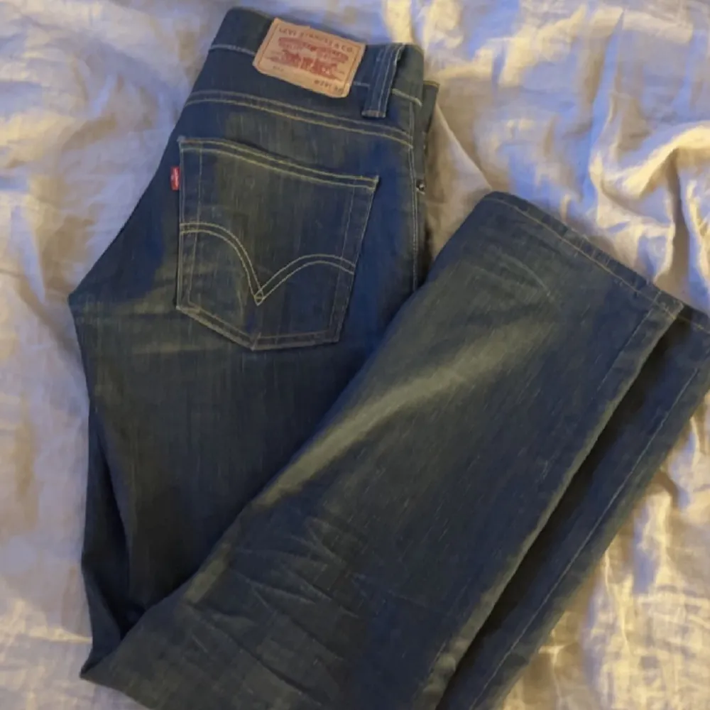 Straight Levis jeans, använd väldigt få gånger men jag använder de aldrig. Inga defekter och de är lowaist💓. Jeans & Byxor.