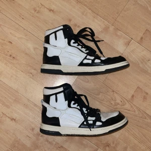 Amiri Skele Tops, Sz 44 - Mike Amiri Skele Tops, mycket snyggare än jordan 1s och skönare. Mycket liv kvar o ge o gör varje outfit till en 10a