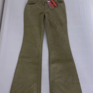 Utsvängda manchesterjeans - FRI FRAKT🔥  Assnygga vintage utsvängda manschesterjeans!!! Supersnygg färg och väldigt låga i midjan. Har ett litet hål som man ser på sista bilderna, inget som påverkar byxan, enda defekten💓 skriv för fler bilder 