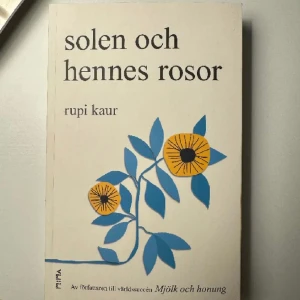 Dikt bok  - Solen och hennes rosor ”the sun and her flowers” populär dikt bok skriven av Rupi Kaur. Jätte fin och söt bok full av fina dikter 💗(Texten i boken är ej dålig som på bild, det är pga att jag har printscreenat. Kan skicka bild i pm) 
