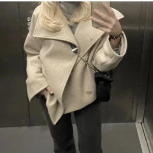 Jacka  - Jättefin jacka från nakd. Originalpris 1000 men säljes för 700kr. Säljer då jag har en annan liknande. Endast testad och lappen är kvar🫶🏻. Storlek 34 men passar som 34-36