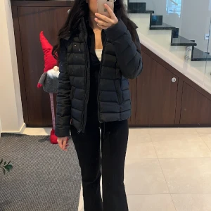 Tommy Hilfiger jacka  - Säljer min Tommy hilfiger vinterjacka, inga skador eller stora tecken på användning❤️ I storlek M men liten i storlek, passar xs/s