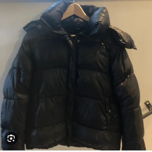 svart pufferjacka bikbok - svart jacka från bikbok💓storlek S men passar xs-m
