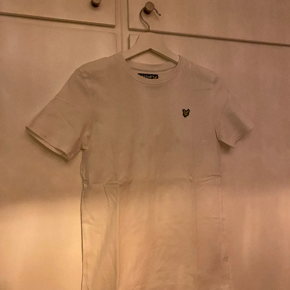 Säljer två Lyle and scott t-shirt’s, en svart och en vit. I strl 164-170, motsvarar XS-S, skriv privat för fler bilder💕 säljer 1 för 30kr och båda för 50kr💕nypris ca 200kr/st. T-shirts.