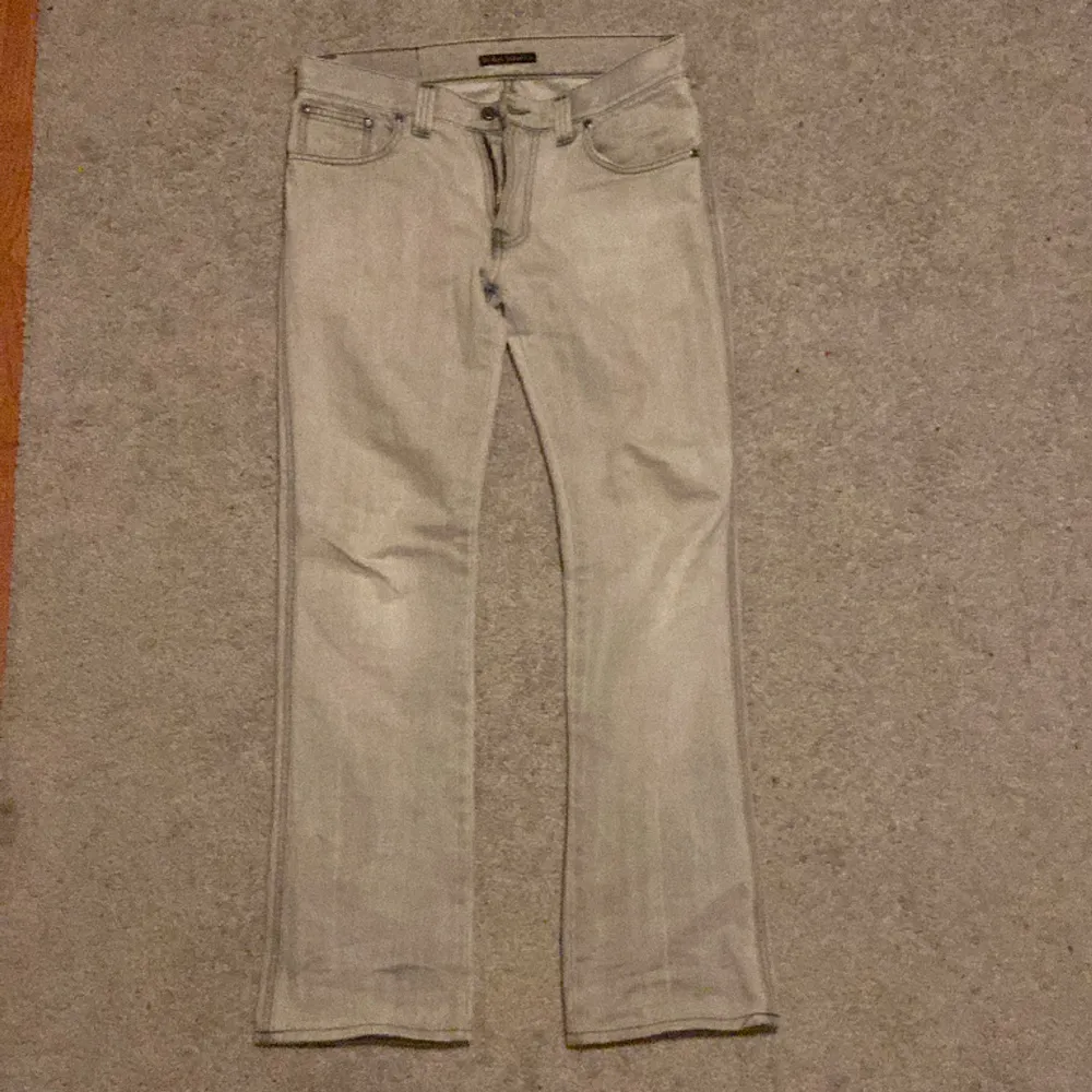 Säljer nu ett par snygga Nudie jeans i färgen ljusgrå. Nypris på dessa ligger på 1600kr. Skick 9/10. Storleken är 31/34 men sitter som 31/32. Passform är slim fit. Hör av er om funderingar!🥂🥂. Jeans & Byxor.